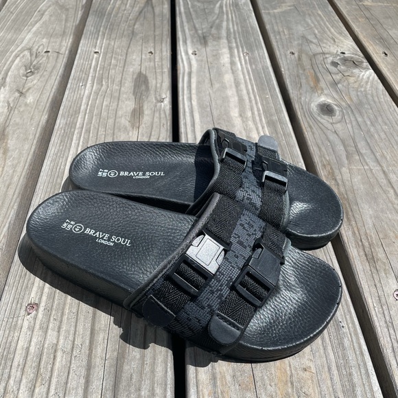 Black slides with straps (not adjustable) - Picture 2 of 4